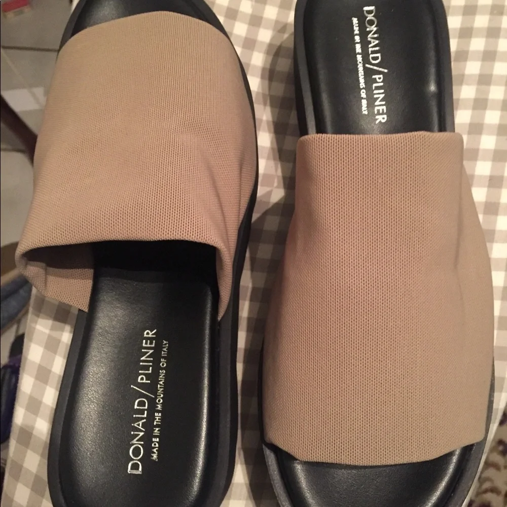 Donald pliner slip on shoes.    NEW - Picture 2 of 4